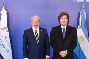 550x367_brasil-cito-diplomatica-argentina-salida-flavio-bolsonaro-hacia-estados-unidos-foto-tomada-clarincomar-1160343-162317